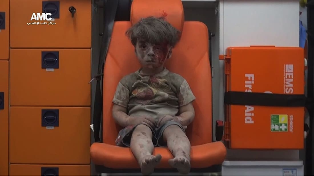 طفل يختصر بوجهه مأساة حلب يُنتشل من ركام قصف قوات النظام