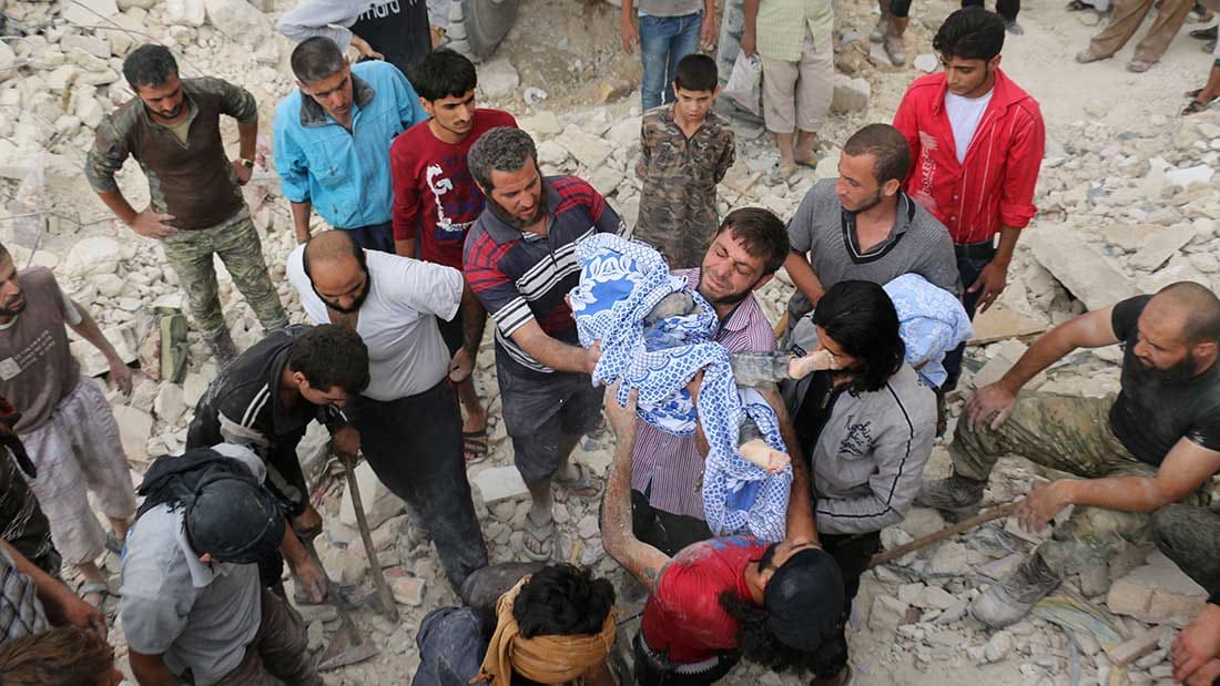 شاهد لحظة من الحياة وسط الموت في حلب.. انتشال رضيعة من تحت الأنقاض