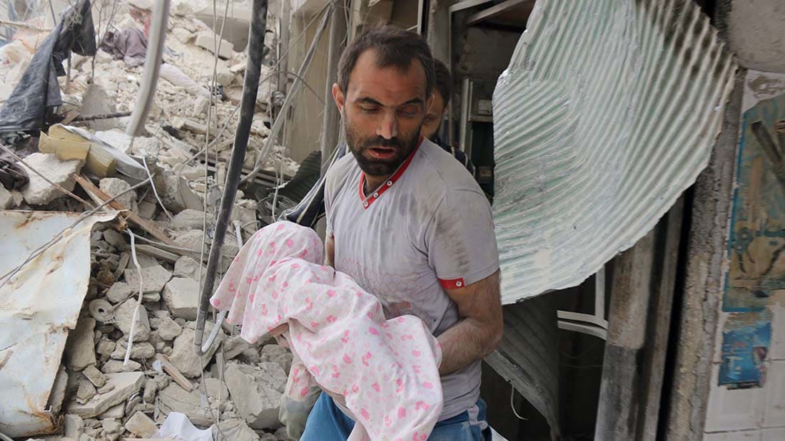 شاهد لحظة من الحياة وسط الموت في حلب.. انتشال رضيعة من تحت الأنقاض