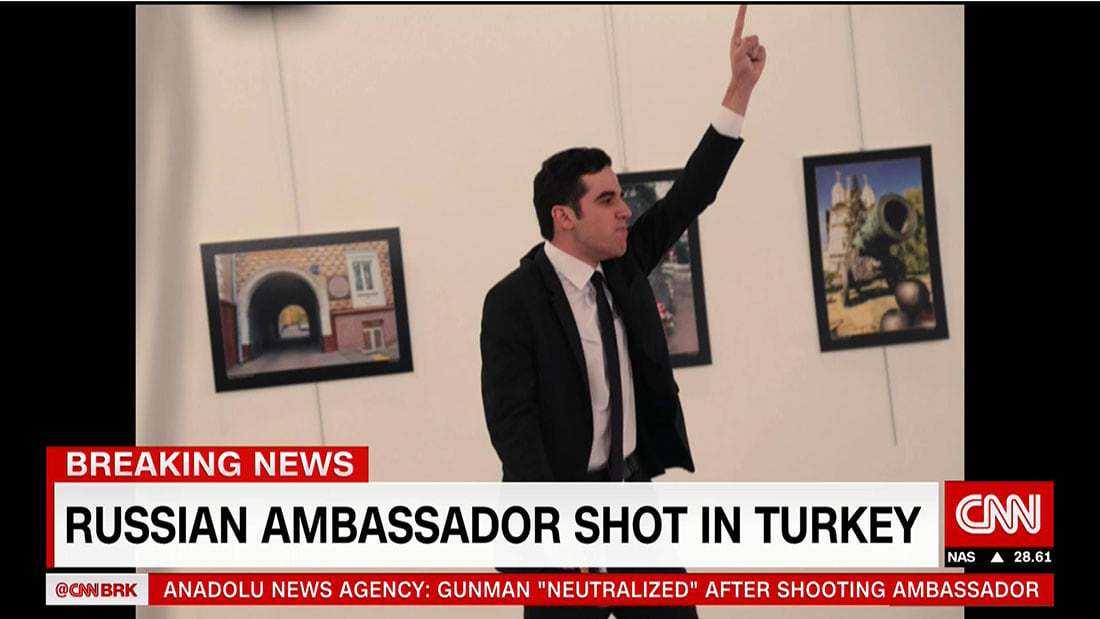 شاهد.. لحظة إطلاق النار على السفير الروسي في تركيا.. والمنفذ: لا تنسوا حلب