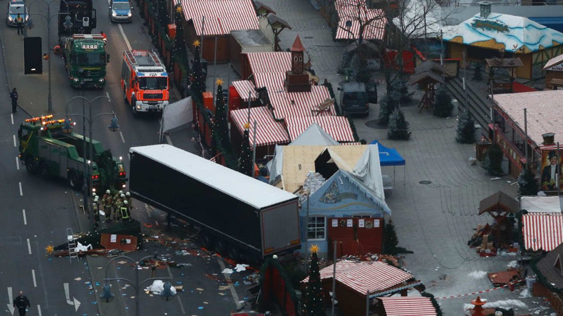 لقطات قريبة للشاحنة التي هاجمت سوق عيد الميلاد في برلين