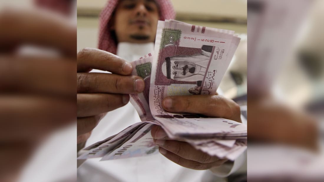 شاهد: السعودية تدفع الأموال لمواطنيها بعد رفع الدعم