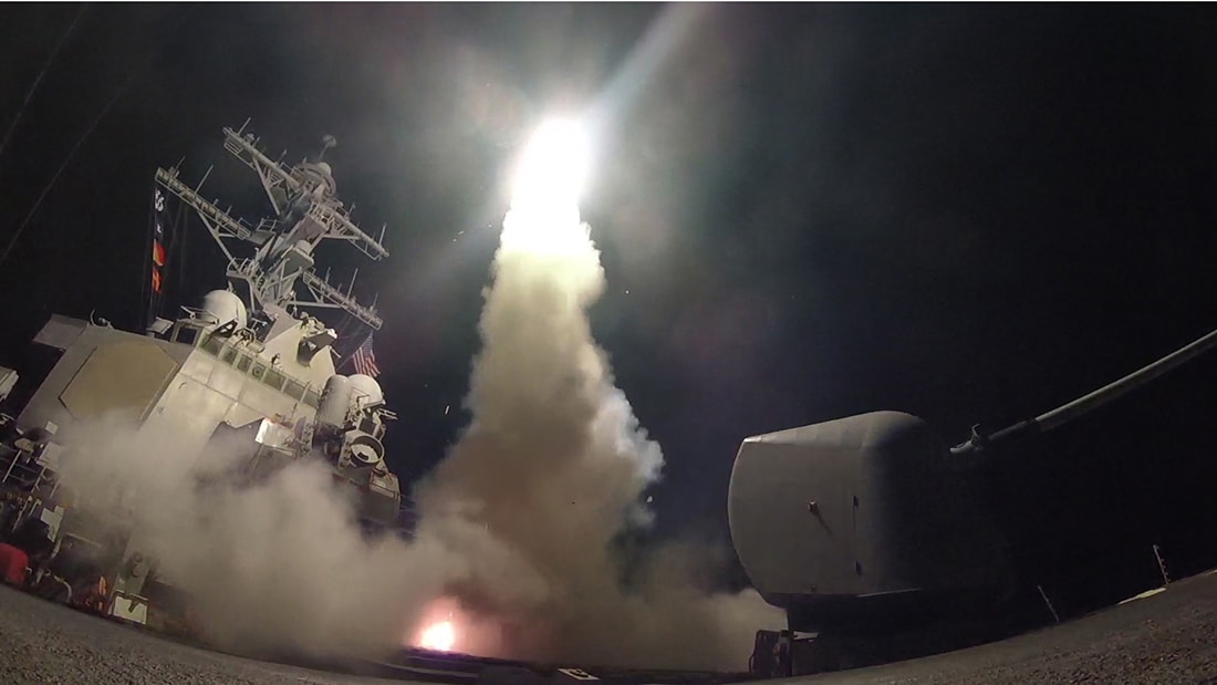 شاهد.. لحظة إطلاق الصواريخ الأمريكية على قاعدة الشعيرات الجوية السورية