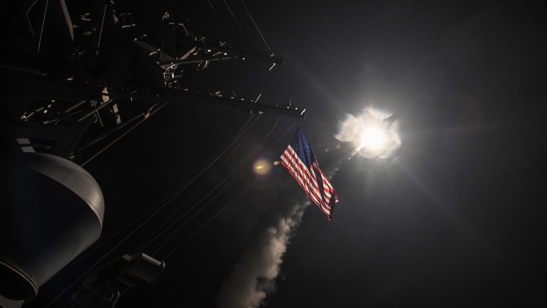 شاهد.. لحظة إطلاق الصواريخ الأمريكية على قاعدة الشعيرات الجوية السورية