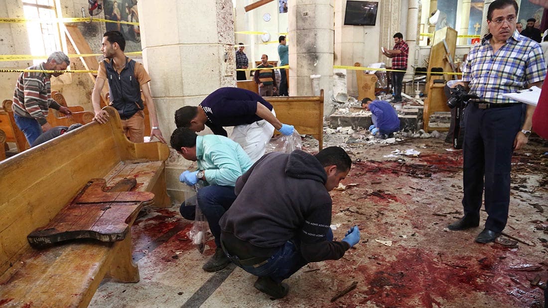 شاهد.. حزن وألم بعد تفجير كنيسة مارمرقس بالإسكندرية