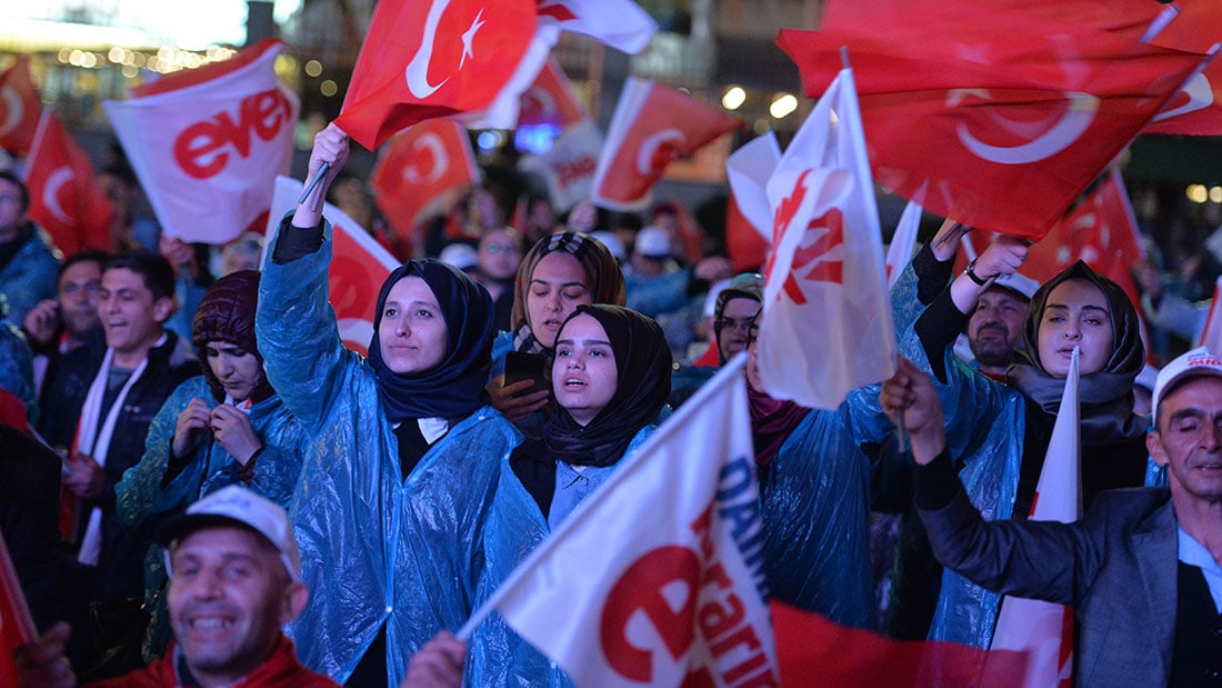 شاهد.. احتفالات مؤيدي أردوغان بنتائج استفتاء تركيا