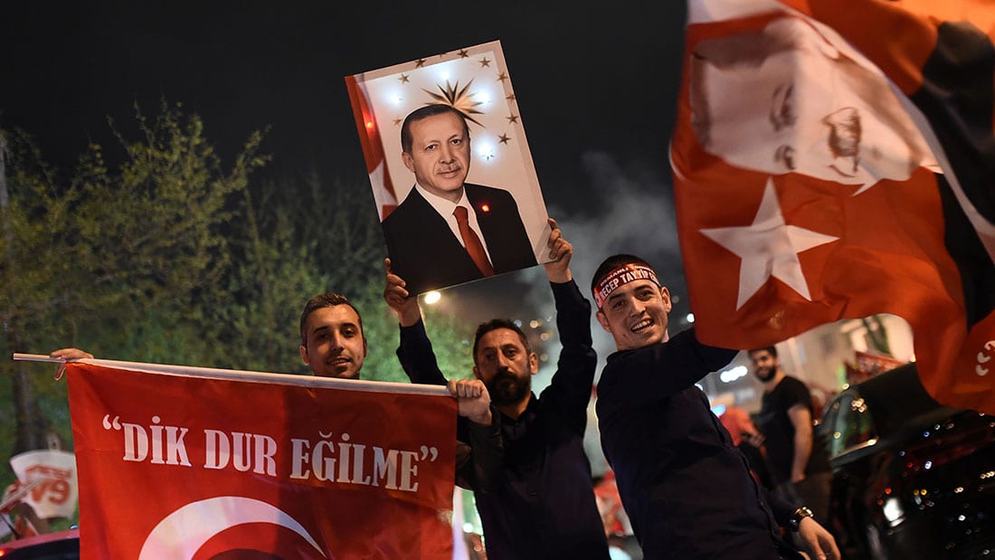 شاهد.. احتفالات مؤيدي أردوغان بنتائج استفتاء تركيا