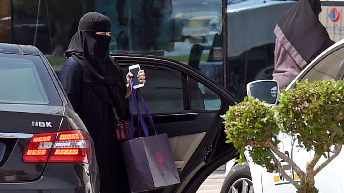 بالفكاهة والضحك.. هكذا تفاعل الرجال والنساء بالسعودية على قرار السماح للمرأة بالقيادة