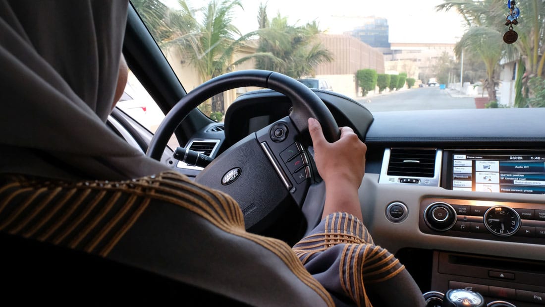 شاهد.. أبرز محاولات السعوديات للحصول على حق قيادة السيارات منذ 1990