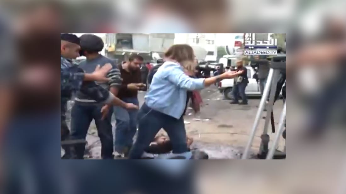 شاهد.. اشتباكات بين متظاهرين وقوات الأمن قرب السفارة الأمريكية بلبنان