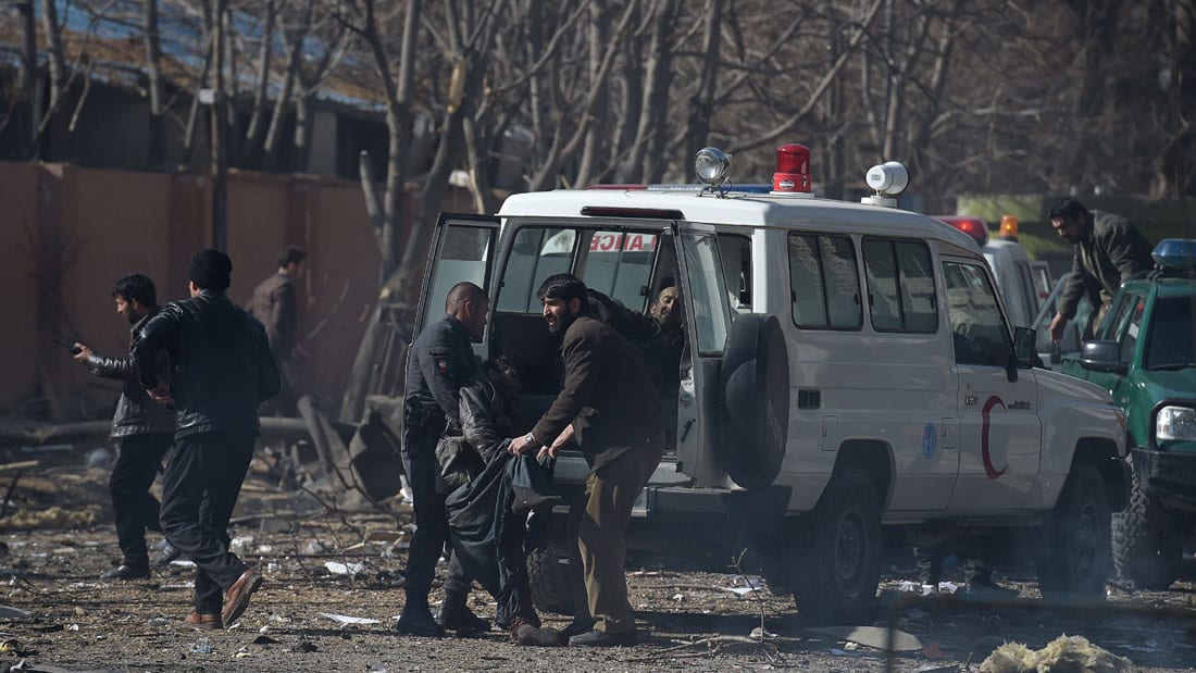 شاهد.. ارتفاع عدد ضحايا انفجار مركبة بكابول إلى 103 قتلى و235 مصاباً