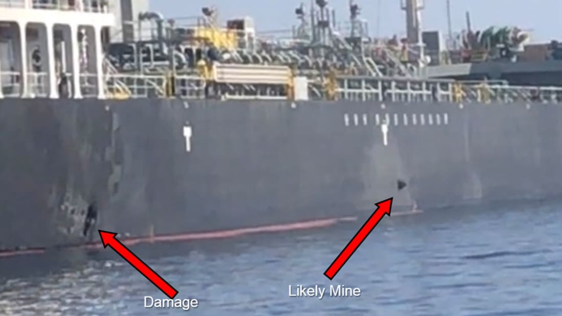  أمريكا تنشر فيديو "نزع" زورق إيراني للغم على سفينة بخليج عُمان