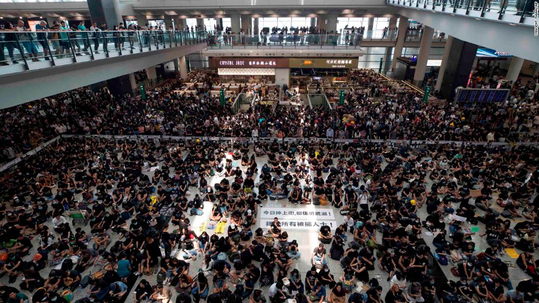 المئات يعتصمون في مطار هونغ كونغ.. ما هي مطالبهم؟