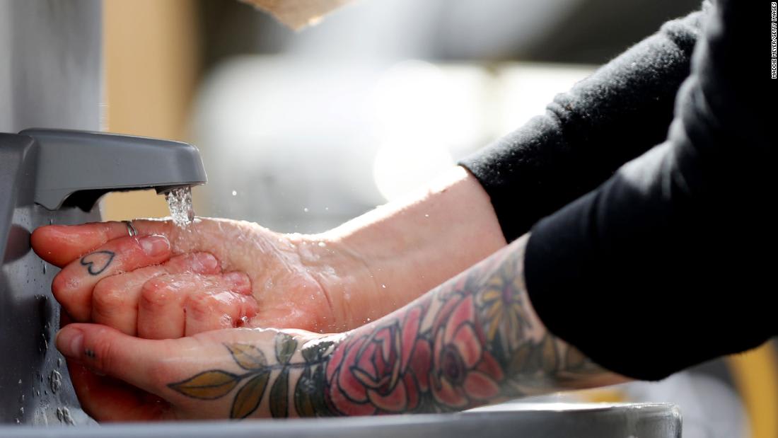 اليدان مصدر انتقال الأمراض.. 6 خطوات لغسل اليدين بطريقة صحيحة