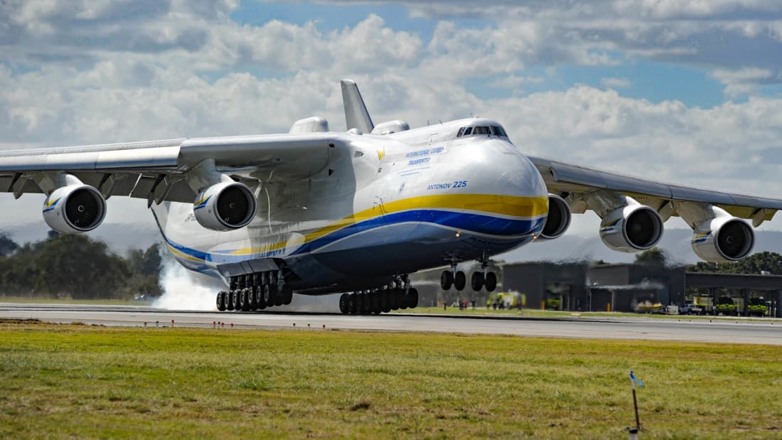 من زمن الحرب الباردة.. أكبر طائرة في العالم تصل أستراليا