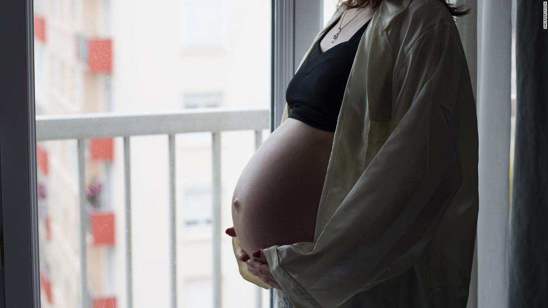 "كان الحمل في هذا الوقت أمرًا صعبًا جداً".. امرأة إيطالية تتحدث عن التجربة المخيفة لولادة طفل في ذروة الوباء