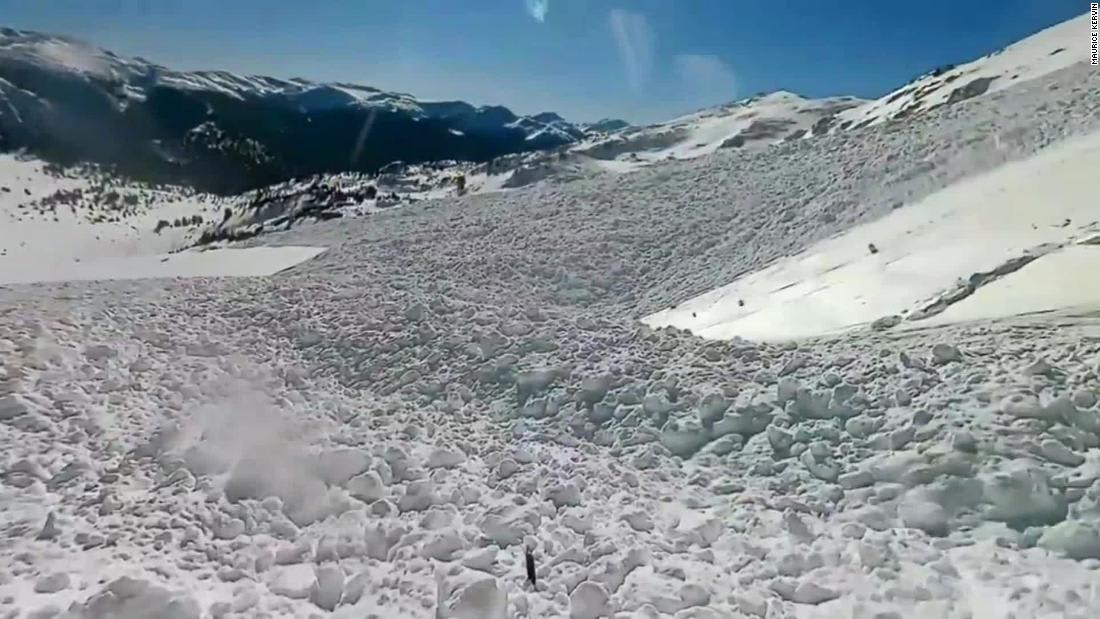 شاهد.. متزلج يوثق بالكاميرا لحظة نجاته من انهيار جليدي بأعجوبة في كولورادو