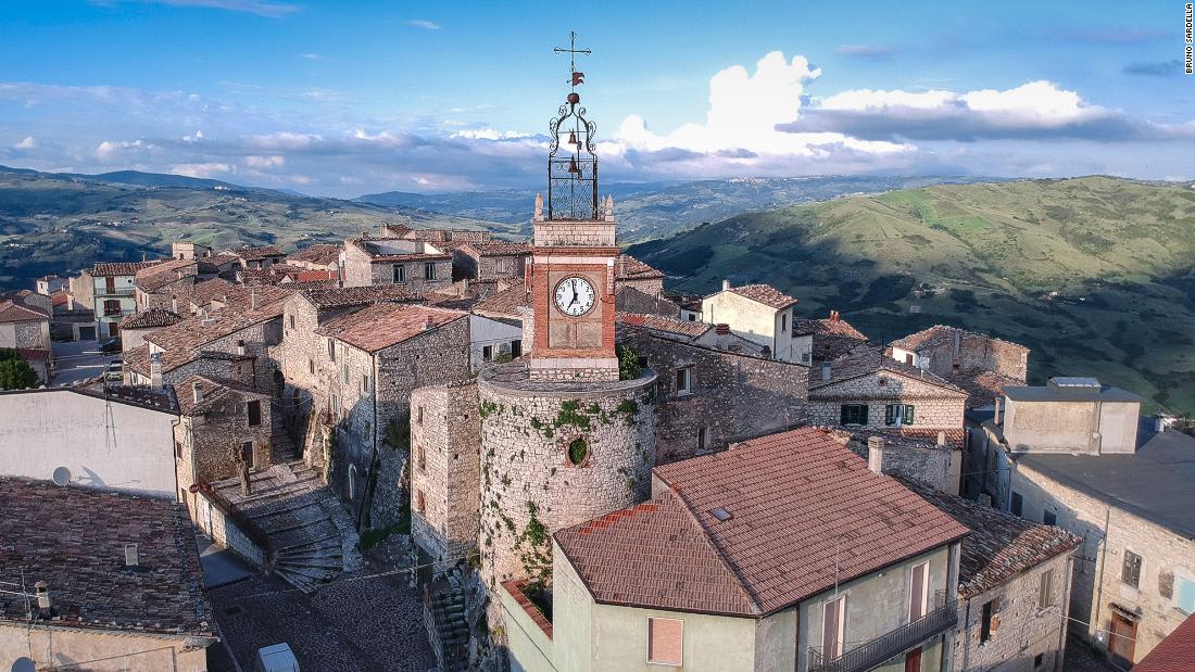 بلدة خالية من فيروس كورونا في إيطاليا تبيع المنازل مجاناً تقريباً