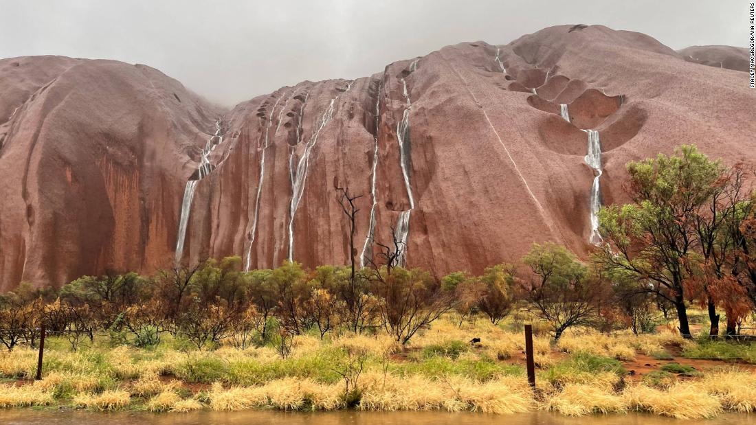 الزوار يتوافدون للصعود لآخر مرة على صخرة أولورو في أستراليا