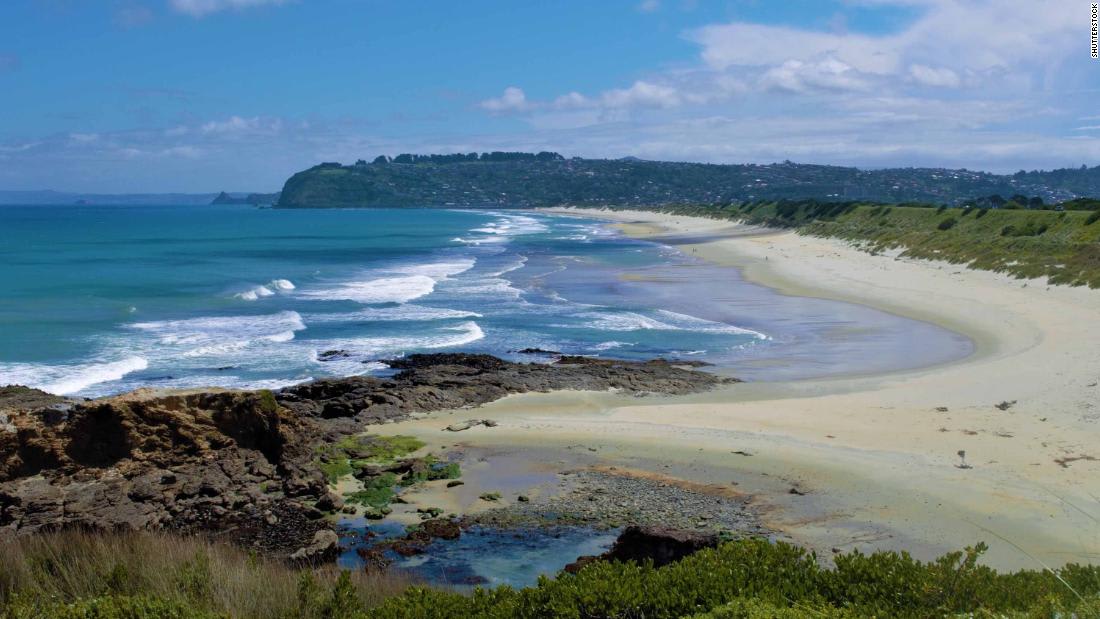 الناس "يهربون" إلى الشواطئ في أستراليا مع ارتفاع درجات الحرارة إلى مستوى قياسي