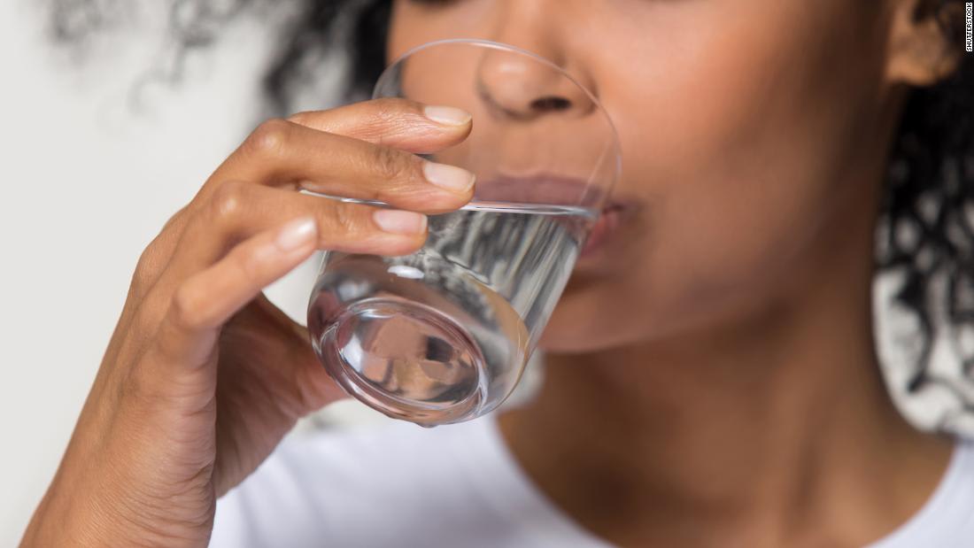أعراضه مشابهة للجفاف.. كيف يمكن للإفراط في شرب الماء أن يشكل خطرًا على صحتك؟