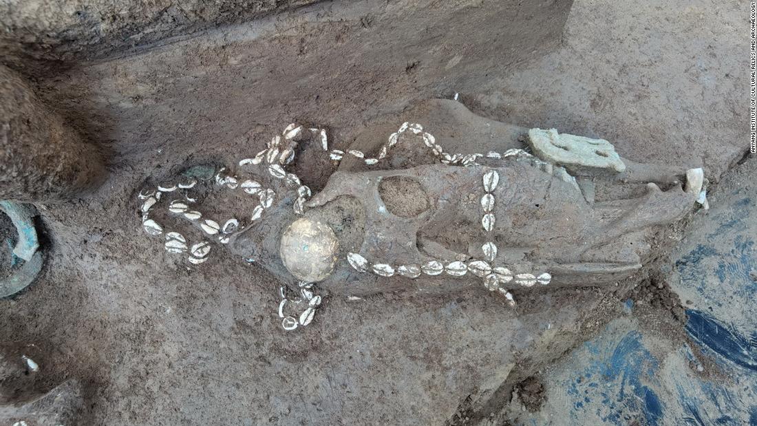 بينها قناع ذهبي عمره 3000 عام.. العثور على قطع أثرية نادرة في الصين