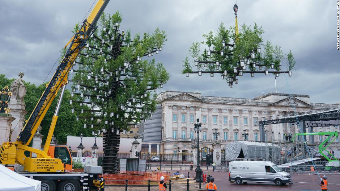 شاهد.. الملكة إليزابيث تشعل "شجرة الأشجار" احتفالا باليوبيل البلاتيني