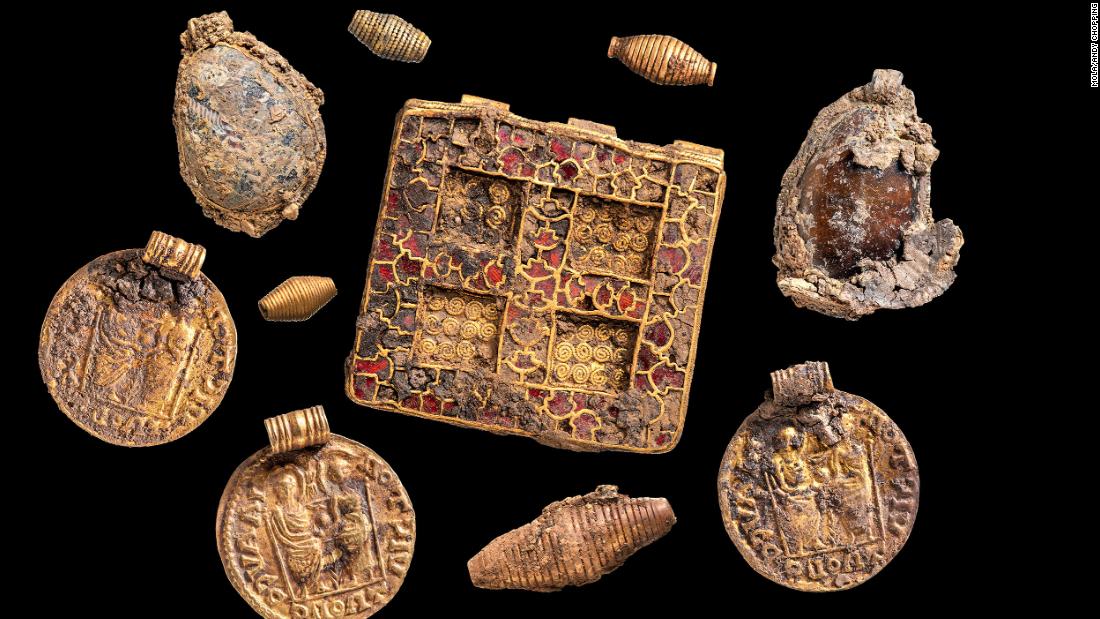يعود بعضها إلى القرن الثاني قبل الميلاد.. شاهد الأعمال الفنية المدهشة التي يتم اكتشافها مدفونة في إيطاليا