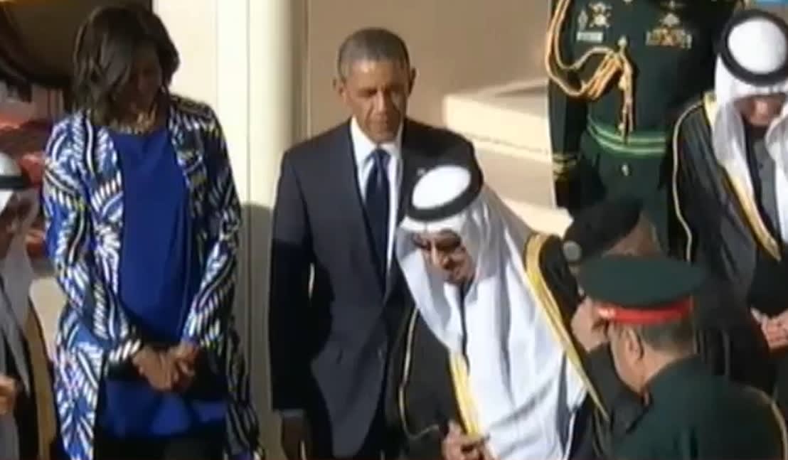 بالفيديو.. ترك الملك السعودي لأوباما في المطار لـ "الصلاة" يثير ضجة بين المغردين