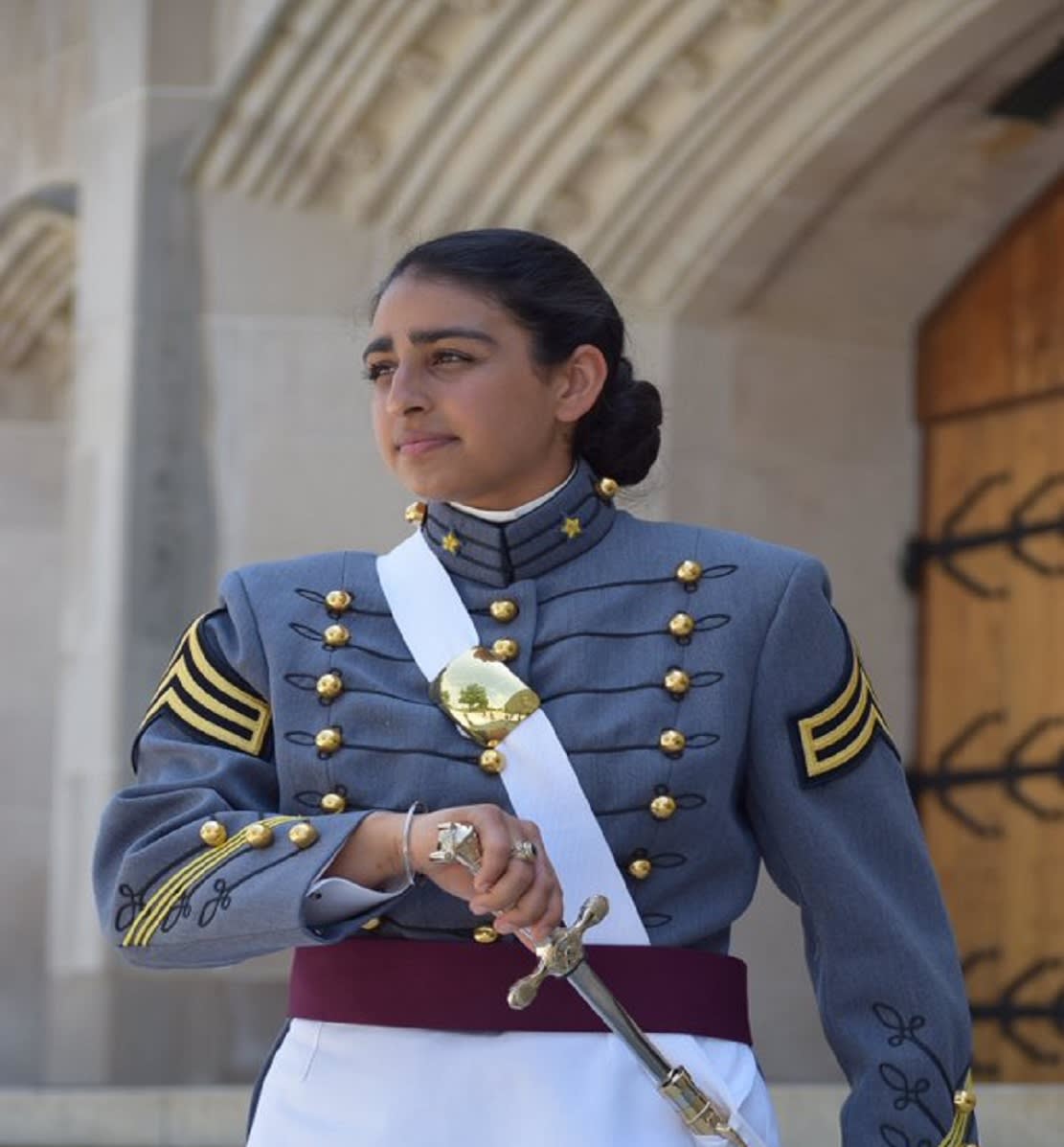 أنمول نارانغ.. أول إمرأة من السيخ تتخرج في أكاديمية عسكرية أمريكية