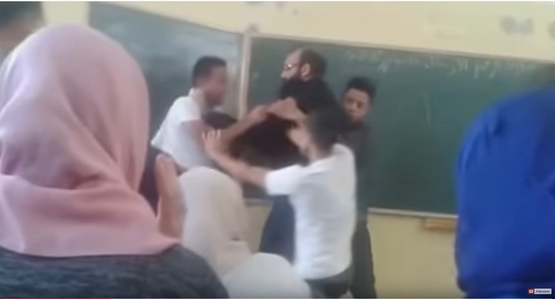 بعد تداول الفيديو.. إيقاف أستاذ مغربي تبادل الضرب مع تلميذه