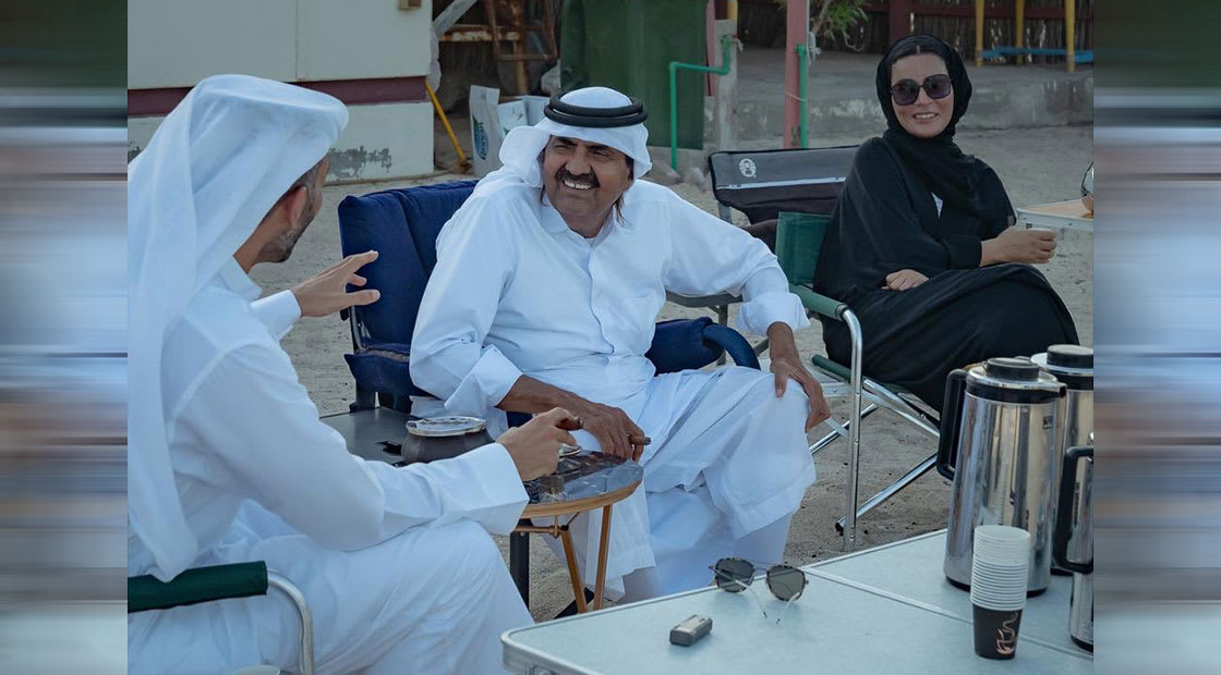 الأمير الوالد والشيخة موزا في الصورة التي نشرها شقيق أمير قطر