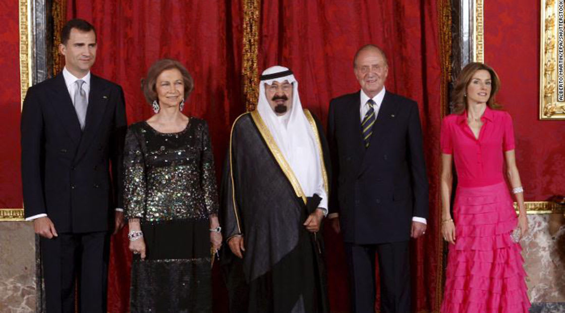 صورة أرشيفية للملك السعودي الراحل عبدالله بن عبدالعزيز وعلى يساره الملك خوان كارلوس في مدريد العام 2008