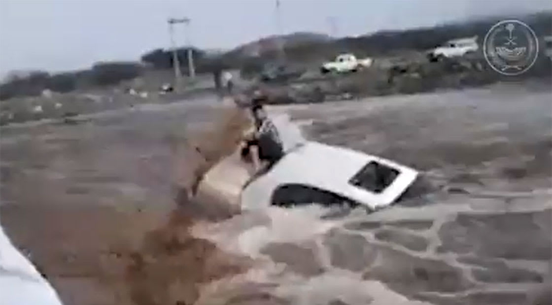 صورة من فيديو نشرته الداخلية السعودية عن تداعيات محاولة اجتياز السيول 