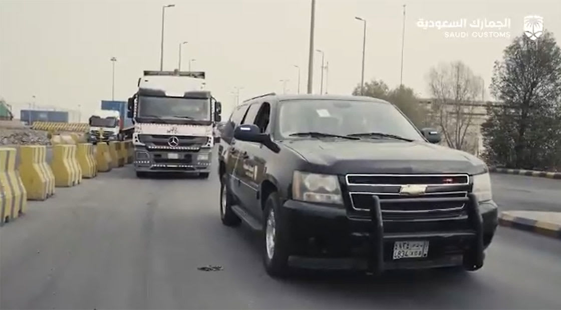 صورة من مقطع الفيديو الذي نشرته الجمارك السعودية عن عملية إحباط محاولة التهريب 