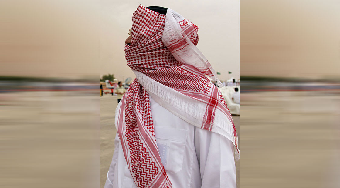 صورة ارشيفية تعبيرية لرجل ملثم في السعودية  