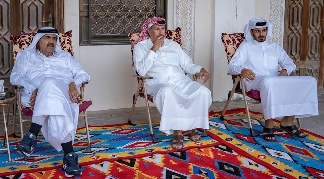 حمد بن جاسم (وسط) مع والد أمير قطر (يسار) وشقيق أمير قطر 