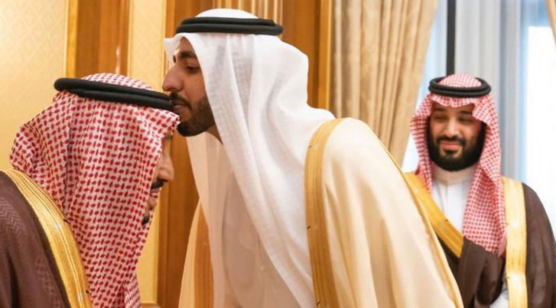 الشيخ شخبوطيقبل رأس العاهل السعودي الملك سلمان 