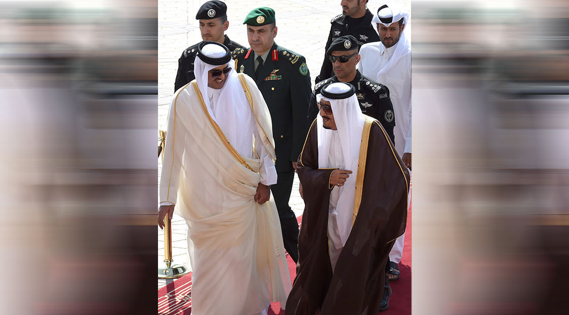 صورة ارشيفية للعاهل السعودي الملك سلمان وأمير قطر العام 2015