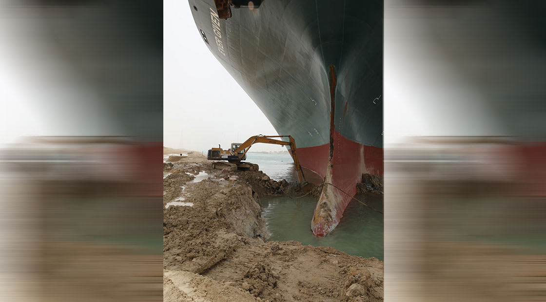 قناة السويس: تعليق حركة الملاحة موقتا للانتهاء من أعمال تعويم السفينة الجانحة