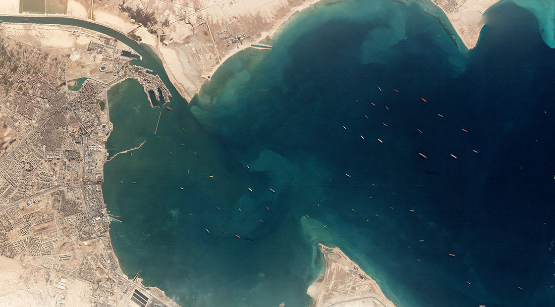 صور جوية تظهر عدد السفن التي تنتظر عبور قناة السويس