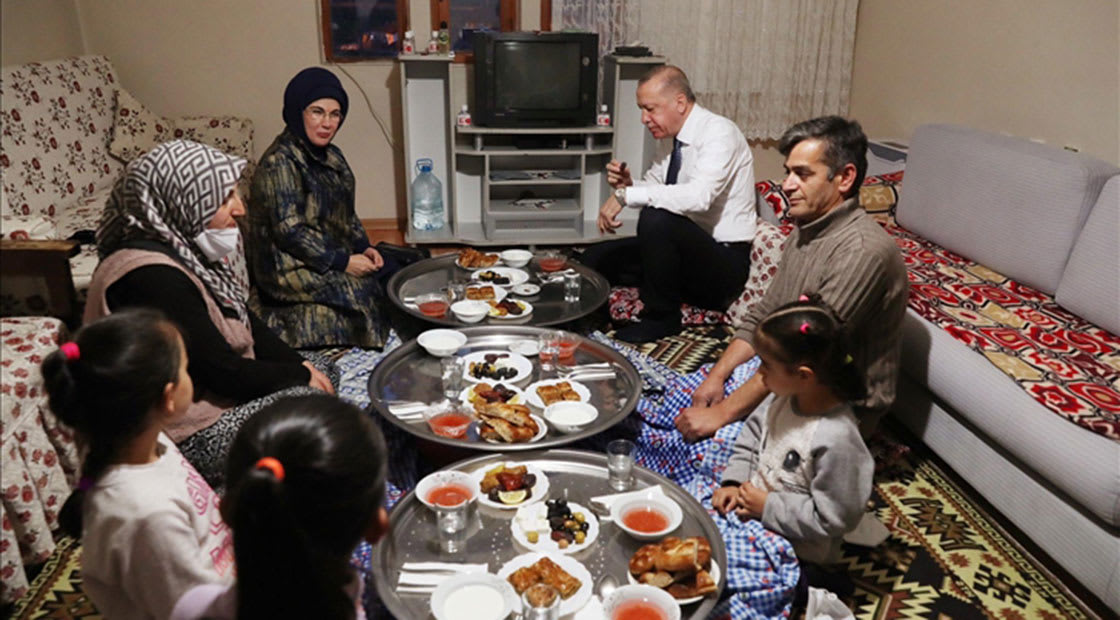 صورة للإفطار الرمضاني الذي حضره أردوغان وزوجته 