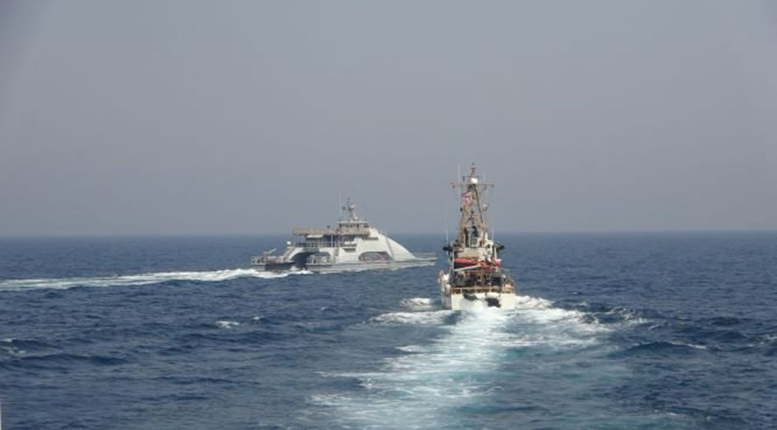 واشنطن تنشر صورا لسفن إيرانية ضايقت قطعتين بحريتين أمريكيتين بالخليج 