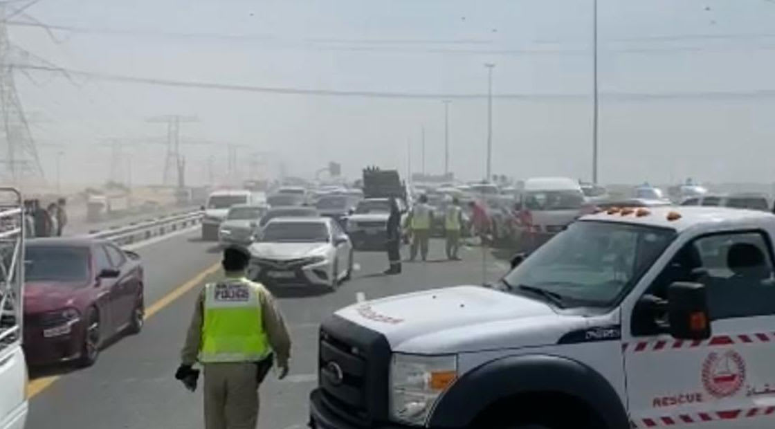بين دبي والشارقة.. حادث مرور شمل 34 سيارة (صور)