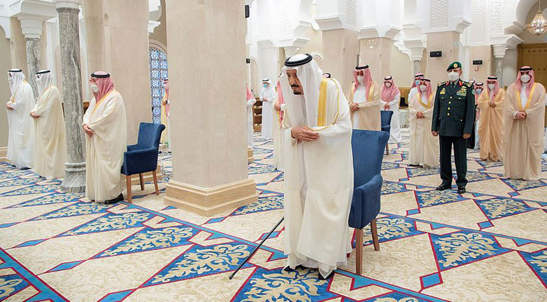 العاهل السعودي الملك سلمان بن عبدالعزيز يؤدي صلاة عيد الفطر 