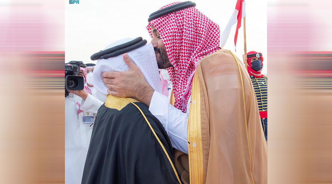 ولي عهد السعودية يقبل رأس ملك البحرين 