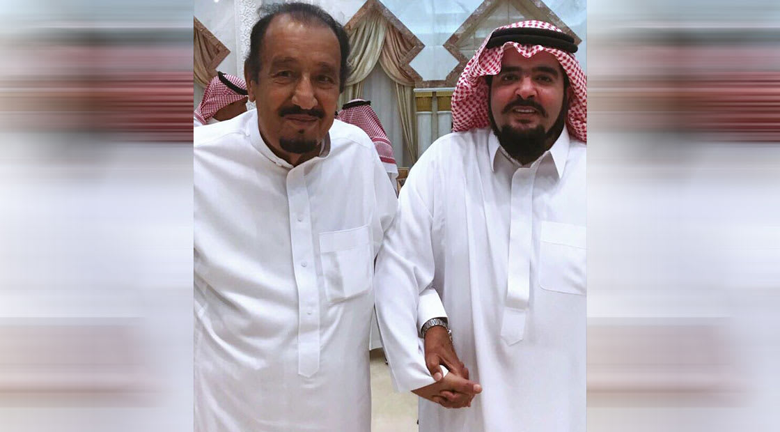 صورة ارشيفية للأمير عبدالعزيز بن فهد (يمين) مع العاهل السعودي، الملك سلمان بن عبدالعزيز 