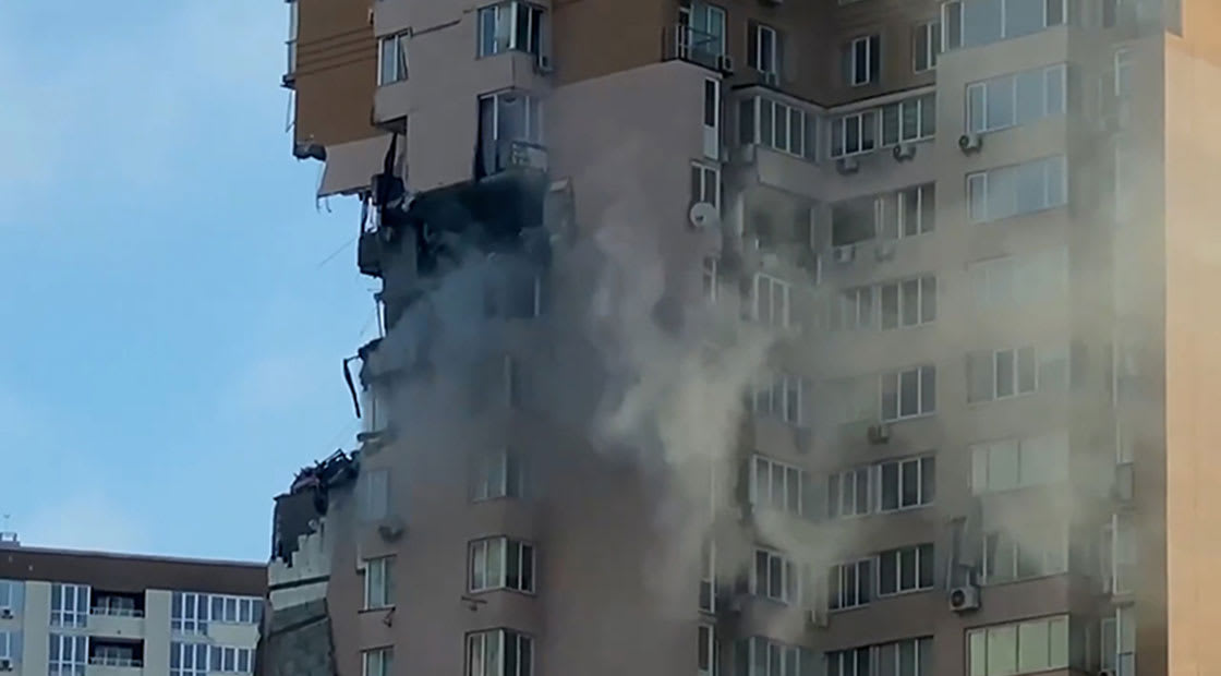 صاروخ أو قذيفة تضرب بناية في كييف.. إليكم موقعها بالعاصمة