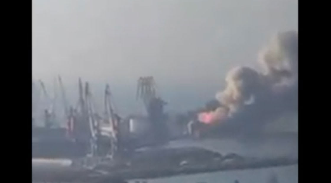 تدمير سفينة روسية ضخمة في ميناء بيرديانسك وفقا للبحرية الأوكرانية 