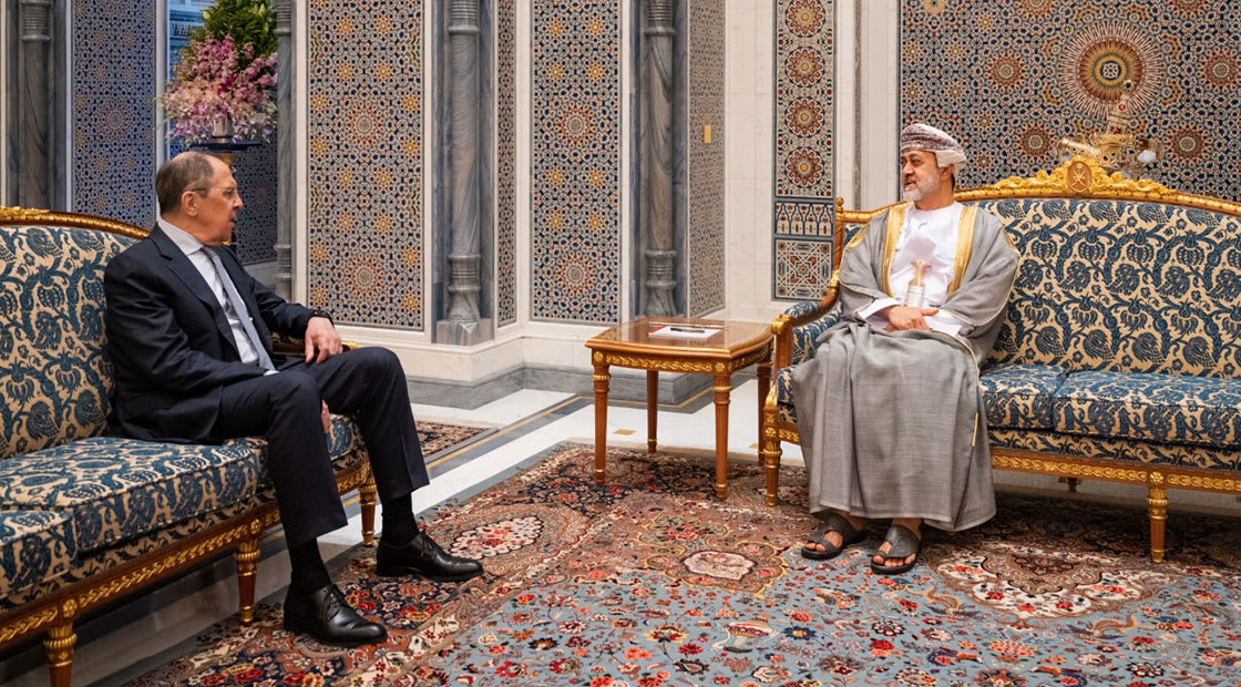 صورة اليوم.. سلطان عُمان مع وزير خارجية روسيا.. وتأكيد الالتزام باتفاق أوبك+